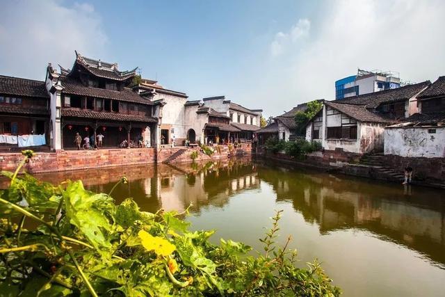 车子挡风玻璃结冰了咋办？这才是正确做法，做错了容易搞坏车